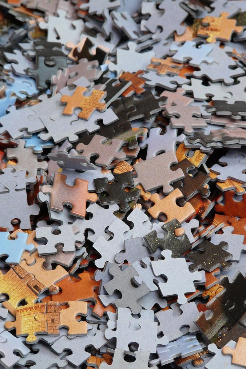 益智小游戏 App 中的一道九宫格数独题正在被填写，蓝橙双色高亮当前行与已确认数字